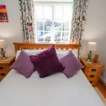 Holly Nyaraló Whitby