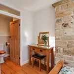 Nyaraló Holly Whitby