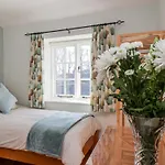 Holly Nyaraló Whitby