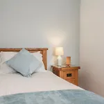 Holly Nyaraló Whitby