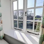 Nyaraló Holly Whitby