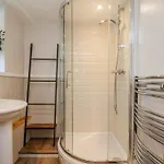 Nyaraló Holly Whitby