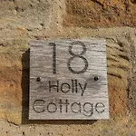 Nyaraló Holly Whitby