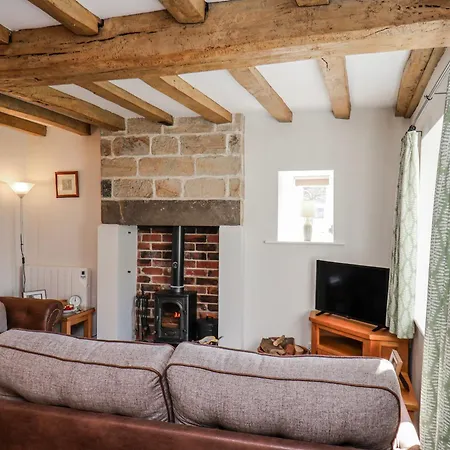 Nyaraló Holly Whitby